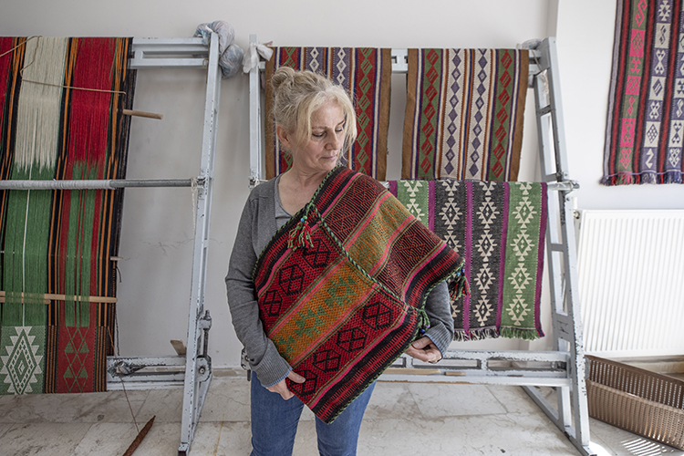 Landscape image of Buckingham Palace and the gates, with a blue sky in the background