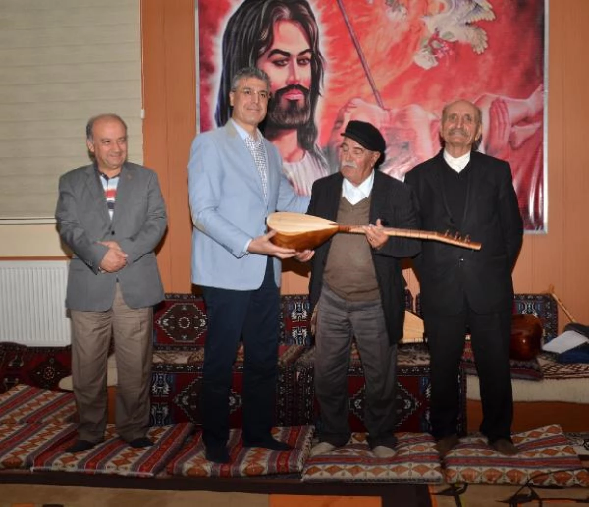 The six wives of Henry VIII stand in the centre of the stage dressed like pop stars.