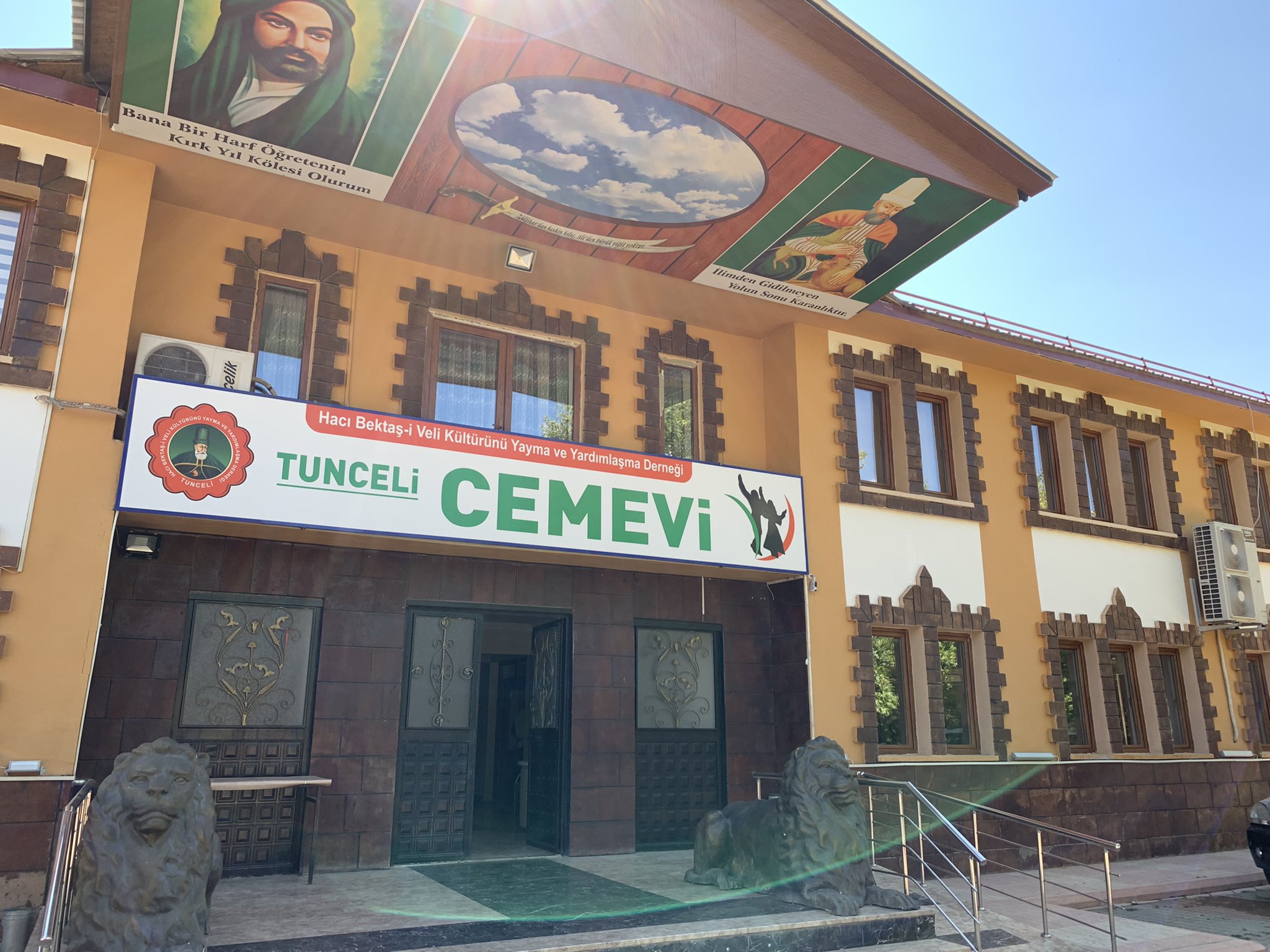 Myles Frost in the role of Michael Jackson is dancing on stage while wearing a black and white suit and the iconic hat.